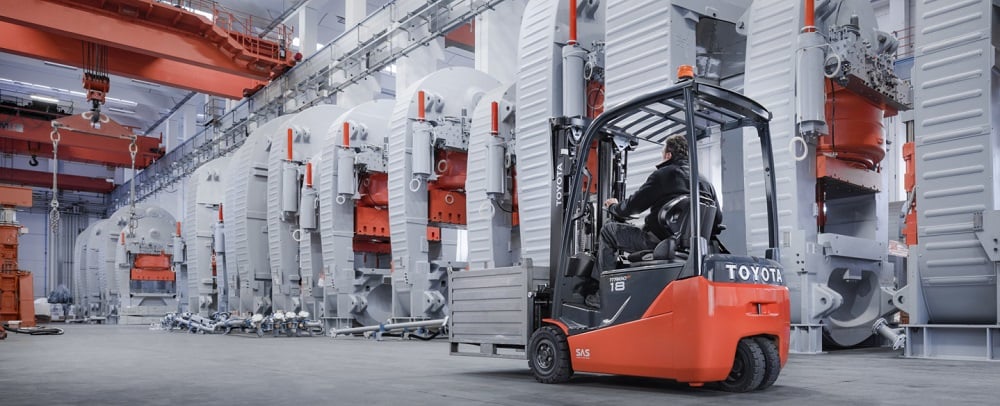 toyota traigo24 electric forklift truck carrying a pallet through a warehouse
